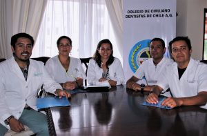 De izq. a der. aparecen Dr. Gonzalo Ordenes (secretario), Dra. Pamela Fonteneau (vicepresidenta), Dra. Patricia Cuevas ( Presidenta), Dr. Cristian Herrera (consejero) y Dr. Gonzalo Sáez (Tesorero).