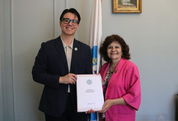 Entrega actas Tribunal Etica Metropolitano Dr. Joaquin Cademartori Dra. Gianitsa Georgudis