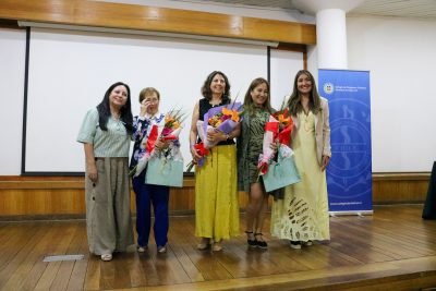 VI Jornada para la Mujer, la Equidad y la Igualdad de Género reunió a la comunidad odontológica en torno a la resiliencia y el bienestar profesional En el contexto de la conmemoración del Día Internacional de la Mujer, el Colegio de Cirujanas y Cirujanos Dentistas de Chile A.G., a través de su Departamento de Derechos Humanos, Género y Salud, realizó este sábado 7 de marzo la VI Jornada para la Mujer, la Equidad y la Igualdad de Género: “Vida Profesional, Resiliencia y Bienestar”, instancia que convocó a colegiadas, colegiados y profesionales interesados en reflexionar sobre los desafíos que enfrentan las mujeres en el ejercicio profesional y en la vida personal. La actividad se desarrolló como un espacio de encuentro, diálogo y aprendizaje, orientado a promover la equidad de género, fortalecer redes profesionales y visibilizar experiencias que contribuyen al bienestar y desarrollo de las mujeres en la odontología y en el ámbito de la salud. Bienvenida e inicio de la jornada La jornada comenzó con las palabras de apertura de la Presidenta Nacional del Colegio, Dra. Mariluz Lozano y -luego- de la Segunda Vicepresidenta Nacional y directora del Departamento de Derechos Humanos, Género y Salud, Dra. Blanca Martínez, quienes destacaron la importancia de generar espacios de reflexión y formación en torno a los derechos humanos, la equidad de género y el bienestar laboral. En la ocasión se relevó el trabajo que ha impulsado el Departamento para instalar estas temáticas dentro del quehacer gremial y profesional. Tras la inauguración, se dio paso a una charla llamada “mujer y felicidad”, a cargo de la destacada actriz, Paulina Urrutia, quien abordó diversas dimensiones de la vida profesional y personal de las mujeres, con una dinámica lúdica y participativa por parte de los presentes. Tras ella, el turno fue para Solange Núñez y su charla “La fuerza de emprender: mujeres, resiliencias y bienestar en la vida profesional”, poniendo especial énfasis en el autocuidado, la salud mental y el equilibrio entre el desarrollo laboral y el bienestar integral. Las exposiciones permitieron abordar temas vinculados al liderazgo femenino, el desarrollo de carreras profesionales en contextos de desigualdad estructural y la generación de redes de apoyo entre colegas, generando un enriquecedor intercambio de experiencias entre las y los asistentes. Reconocimiento a la trayectoria: Premio Paulina Starr 2026 Uno de los momentos más esperados de la jornada fue la entrega del Premio Paulina Starr 2026, reconocimiento que el Colegio otorga anualmente a mujeres odontólogas que han realizado aportes significativos a la profesión y a la sociedad. El premio lleva el nombre de Paulina Starr, quien en 1884 se convirtió en la primera mujer en obtener el título de cirujano dentista en el país, marcando un hito en la historia de la odontología chilena. En esta versión, la distinción fue otorgada a la Dra. Elizabeth López Tagle, destacada profesional cuya trayectoria ha estado marcada por su compromiso con la odontología, el trabajo gremial y la promoción de valores asociados a la equidad y el desarrollo profesional. La premiación fue recibida con especial reconocimiento por parte de las y los asistentes, quienes valoraron su aporte al fortalecimiento de la profesión y al avance de las mujeres en el ámbito odontológico. Con esta sexta versión, la Jornada para la Mujer, la Equidad y la Igualdad de Género se consolida como una instancia relevante dentro de las actividades del Colegio, generando un espacio permanente para reflexionar sobre los desafíos de la equidad de género en la profesión y para promover el bienestar de quienes ejercen la odontología.