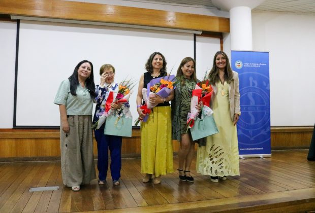 VI Jornada para la Mujer, la Equidad y la Igualdad de Género reunió a la comunidad odontológica en torno a la resiliencia y el bienestar profesional En el contexto de la conmemoración del Día Internacional de la Mujer, el Colegio de Cirujanas y Cirujanos Dentistas de Chile A.G., a través de su Departamento de Derechos Humanos, Género y Salud, realizó este sábado 7 de marzo la VI Jornada para la Mujer, la Equidad y la Igualdad de Género: “Vida Profesional, Resiliencia y Bienestar”, instancia que convocó a colegiadas, colegiados y profesionales interesados en reflexionar sobre los desafíos que enfrentan las mujeres en el ejercicio profesional y en la vida personal. La actividad se desarrolló como un espacio de encuentro, diálogo y aprendizaje, orientado a promover la equidad de género, fortalecer redes profesionales y visibilizar experiencias que contribuyen al bienestar y desarrollo de las mujeres en la odontología y en el ámbito de la salud. Bienvenida e inicio de la jornada La jornada comenzó con las palabras de apertura de la Presidenta Nacional del Colegio, Dra. Mariluz Lozano y -luego- de la Segunda Vicepresidenta Nacional y directora del Departamento de Derechos Humanos, Género y Salud, Dra. Blanca Martínez, quienes destacaron la importancia de generar espacios de reflexión y formación en torno a los derechos humanos, la equidad de género y el bienestar laboral. En la ocasión se relevó el trabajo que ha impulsado el Departamento para instalar estas temáticas dentro del quehacer gremial y profesional. Tras la inauguración, se dio paso a una charla llamada “mujer y felicidad”, a cargo de la destacada actriz, Paulina Urrutia, quien abordó diversas dimensiones de la vida profesional y personal de las mujeres, con una dinámica lúdica y participativa por parte de los presentes. Tras ella, el turno fue para Solange Núñez y su charla “La fuerza de emprender: mujeres, resiliencias y bienestar en la vida profesional”, poniendo especial énfasis en el autocuidado, la salud mental y el equilibrio entre el desarrollo laboral y el bienestar integral. Las exposiciones permitieron abordar temas vinculados al liderazgo femenino, el desarrollo de carreras profesionales en contextos de desigualdad estructural y la generación de redes de apoyo entre colegas, generando un enriquecedor intercambio de experiencias entre las y los asistentes. Reconocimiento a la trayectoria: Premio Paulina Starr 2026 Uno de los momentos más esperados de la jornada fue la entrega del Premio Paulina Starr 2026, reconocimiento que el Colegio otorga anualmente a mujeres odontólogas que han realizado aportes significativos a la profesión y a la sociedad. El premio lleva el nombre de Paulina Starr, quien en 1884 se convirtió en la primera mujer en obtener el título de cirujano dentista en el país, marcando un hito en la historia de la odontología chilena. En esta versión, la distinción fue otorgada a la Dra. Elizabeth López Tagle, destacada profesional cuya trayectoria ha estado marcada por su compromiso con la odontología, el trabajo gremial y la promoción de valores asociados a la equidad y el desarrollo profesional. La premiación fue recibida con especial reconocimiento por parte de las y los asistentes, quienes valoraron su aporte al fortalecimiento de la profesión y al avance de las mujeres en el ámbito odontológico. Con esta sexta versión, la Jornada para la Mujer, la Equidad y la Igualdad de Género se consolida como una instancia relevante dentro de las actividades del Colegio, generando un espacio permanente para reflexionar sobre los desafíos de la equidad de género en la profesión y para promover el bienestar de quienes ejercen la odontología.