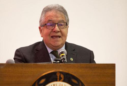 Dr. Edgardo González